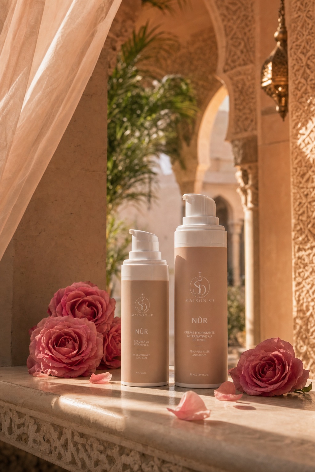 Sérum et crème NÛR sur une margelle de riad